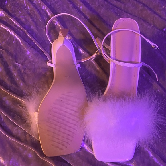 Elegant White Feathered Women's Sandals - Picture 2 of 4